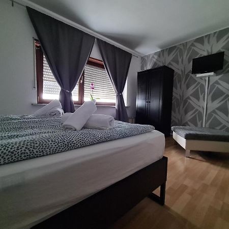 Ferienwohnung Schwetzingen Esterno foto